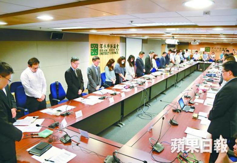 ■深水埗區議會昨在開會前，由主席帶領全體默哀一分鐘。張柏基攝■城巴營運總監鍾澤文向死傷者及家屬鞠躬致歉。■上周五晚上，一輛城巴鏟上行人路，釀成3死30傷。