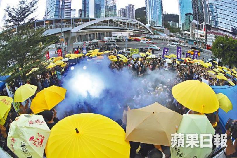 ■參與集會市民高舉雨傘默站。路透社
