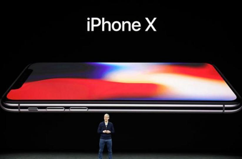 ■iPhone X下月上櫃，根據「先達中心」指標，今次可能炒不起。圖為蘋果行政總裁庫克。　資料圖片