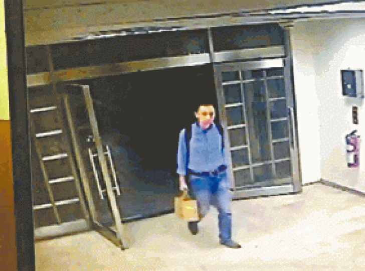 ■工作人員以白布蓋住李新遺體。　台灣《蘋果日報》
