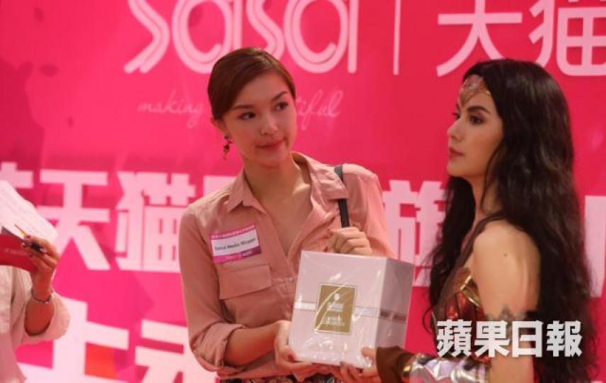 ■莎莎請嚟內地網絡紅人化身神奇女俠教大家化妝。馬泉崇攝