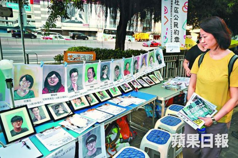 ■漫畫家游由創作的抗爭者水彩人像於連儂牆下展出。何家達攝
