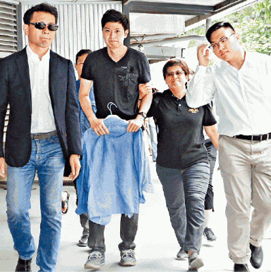 ■李新兒子李柏毅（左二）到殯儀館處理父親後事。
