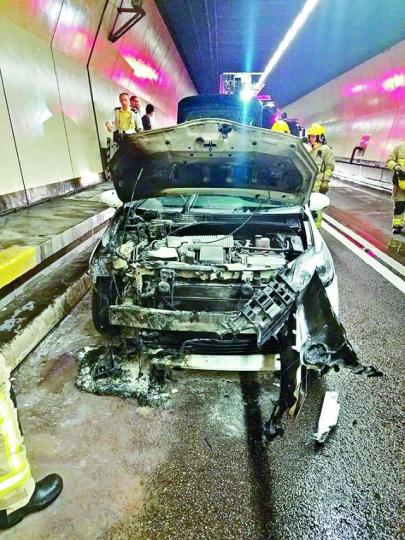 ■Uber豐田私家車起火後車頭嚴重焚毀。互聯網