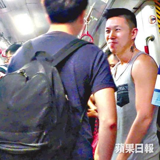 ■MC Jin與女粉絲玩自拍，非常親民。DV圖片
