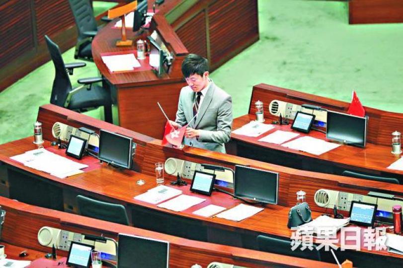 ■去年10月19日，鄭松泰將立法會會議廳內的18對國旗及區旗倒插。
