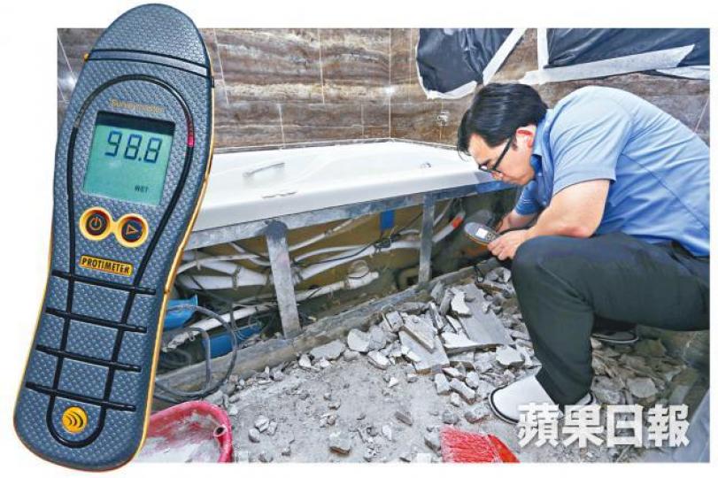 ■驗樓師明哥以導電感應濕度儀器檢查按摩浴缸底部，顯示度數近100度（左圖），濕度嚴重超標。　王子俊攝