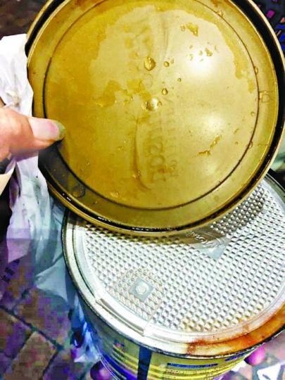 ■有澳門市民於藥房購買到疑似被水浸過的奶粉。互聯網