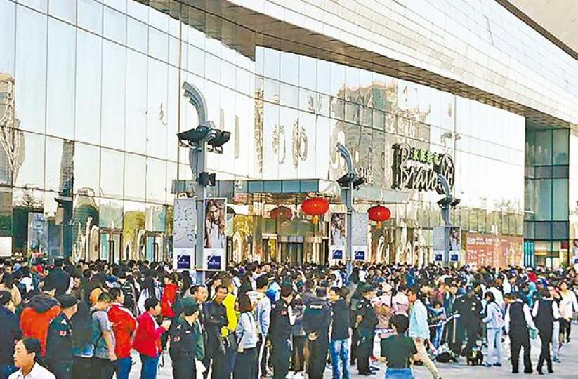 ■過千人湧到酷騎單車北京總部外等退押金。互聯網
