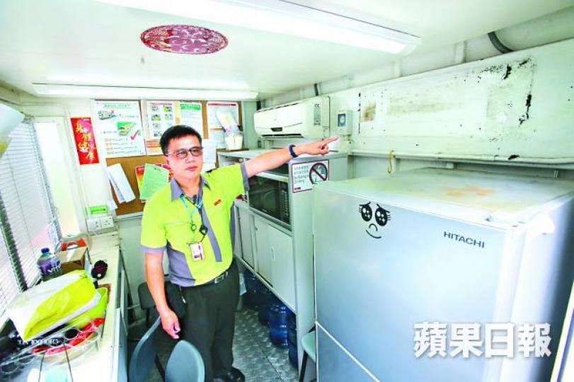 ■天富苑總站休息室一部冷氣機遭拆去，車長被迫捱熱。梁瑞帆攝