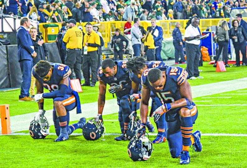■NFL球員奏國歌時單膝跪抗議，成俄五毛重點煽動對象。
