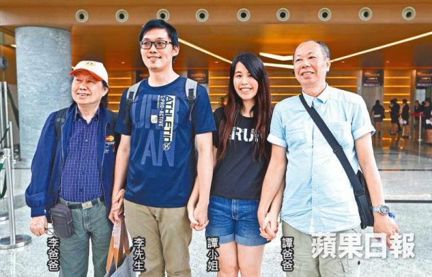■一對80後準夫妻與爸爸昨到晉海售樓處揀樓，最終買了一個兩房戶。　張志華攝■晉海位於ICC售樓處昨人頭湧湧。■晉海早前開放兩房示範單位供準買家參觀。　資料圖片