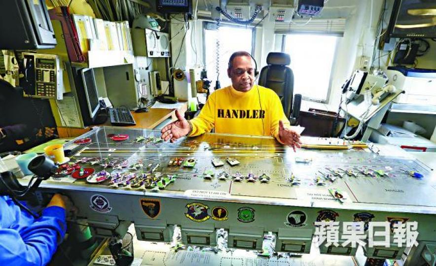 ■甲板控制室有一個迷你甲板和艦載機模型，方便指揮人員調度升降。