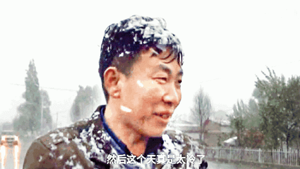 ■新疆市民出行時全身披滿白雪。