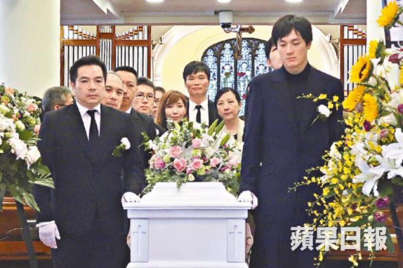 ■Harry哥哥為亡父加明叔叔演奏。
