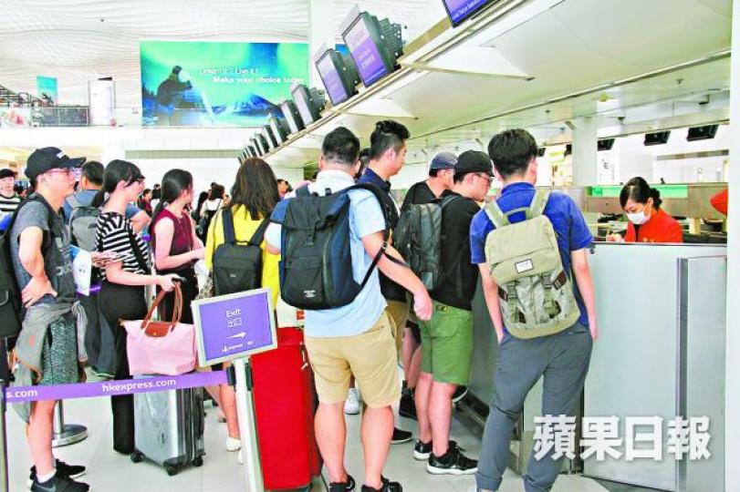 ■香港快運機場櫃位迫滿查詢航班安排的乘客。徐雲庭攝