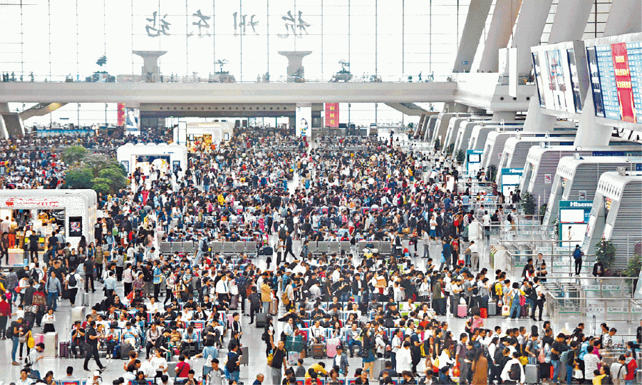 ■內地市民趁十．一假期外出旅遊，鐵路杭州東站逼滿候車旅客。