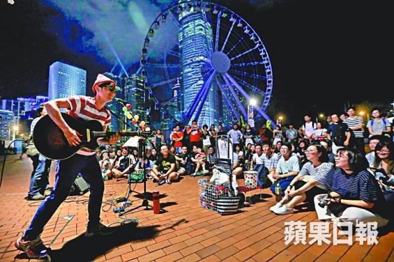 ■Mr.Wally昨晚在中環摩天輪下表演，吸引逾百人觀賞。
