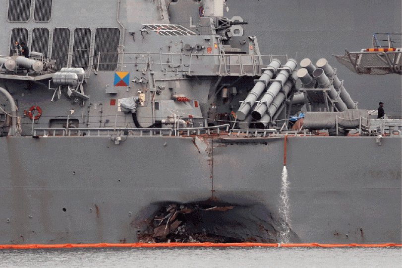 ■麥肯號導彈驅逐艦8月時於新加坡海域，與利比里亞運油輪相撞，釀成10死5傷。資料圖片
