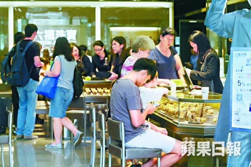 ■受惠於內地超級黃金周，本港金舖擠滿客人。夏家朗攝