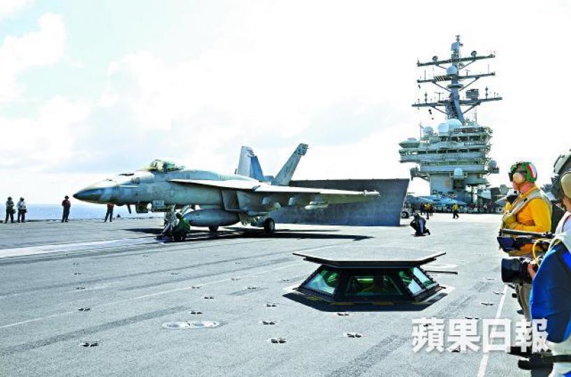 ■傳媒昨日在列根號甲板直擊戰機升降。黃文邦攝列根號指揮官Marc Dalton■列根號開放空中交通管制中心予傳媒參觀，飛機進入航空母艦的飛行管制區時均要接受指揮。