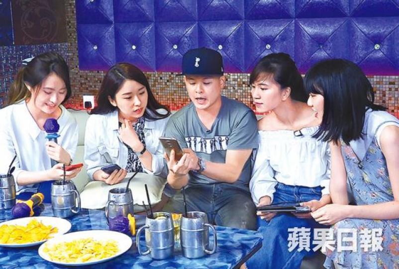 ■側田笑言自己雖然都好多帽，但只戴兩頂。
