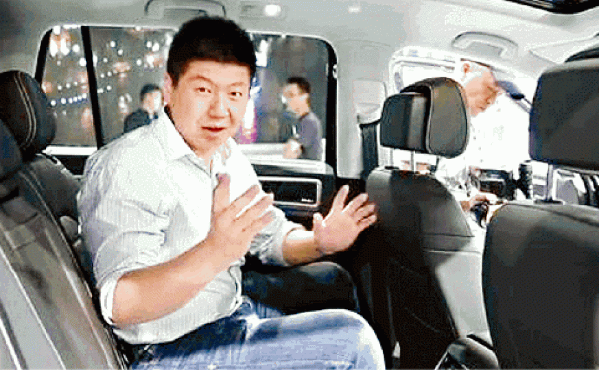 ■閆是內地著名車評人，有600萬粉絲。