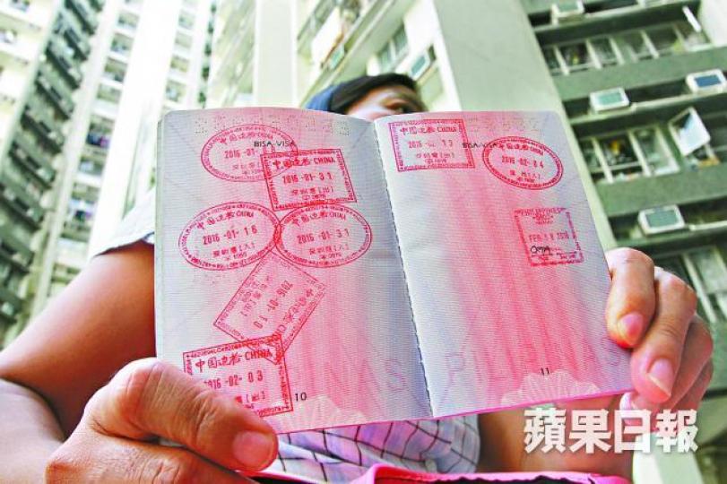 ■菲傭Mary稱屢被安排北上工作，護照蓋有多個內地入境部門印章。