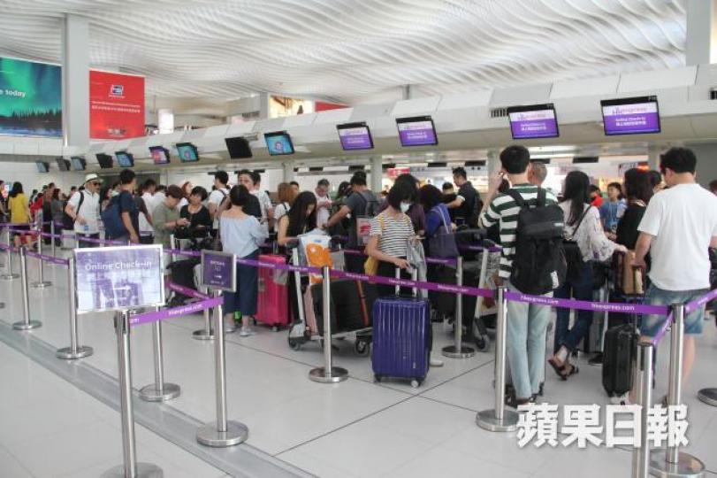 ■大批旅客昨到機場香港快運櫃位查問航班安排。徐雲庭攝