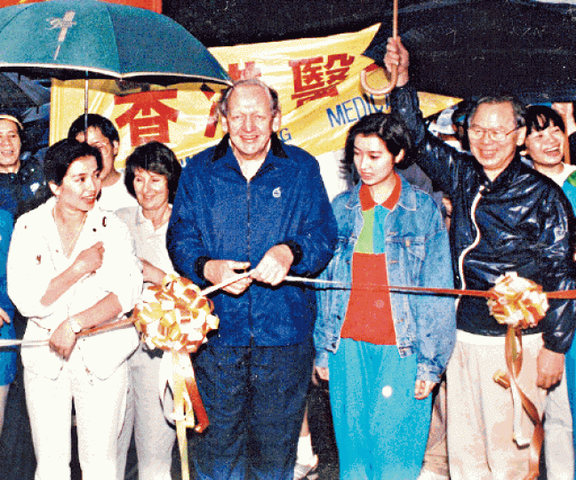 ■1994年，達安輝（右）與李家仁（左）等演大戲《羣芳獻壽》，為醫專籌款。
