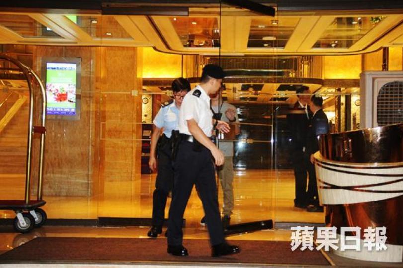 ■警方在東歐男下榻酒店調查。黎志偉攝