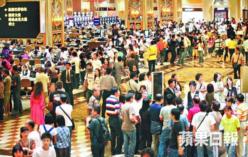 ■一名休班警上周在威尼斯人賭場偷籌碼，現正被澳門有關機構扣留。