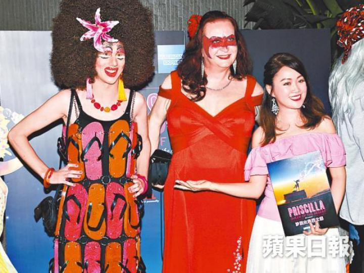 ■梁小冰（右）日前弄傷腳趾尾，診症後是軟組織受傷。
