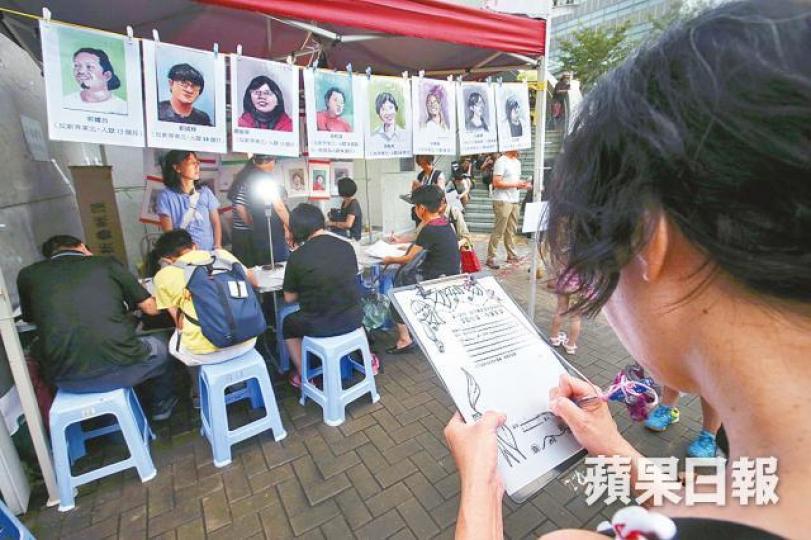 ■團體昨在連儂牆擺街站籲寫信鼓勵良心犯，不少遊行人士響應。
