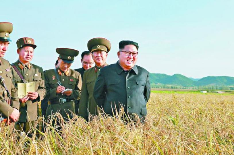 ■北韓朝中社日前發放領導人金正恩視察農場照片。路透社 ■北韓朝中社日前發放領導人金正恩視察農場照片。路透社