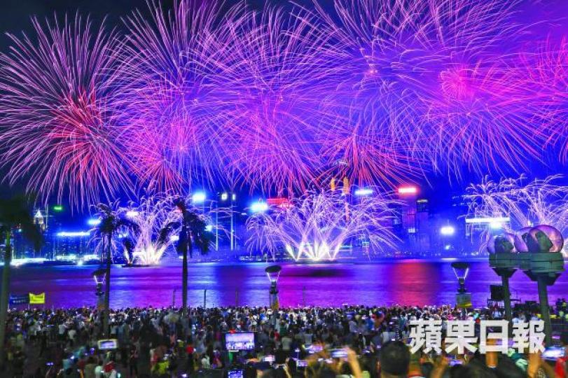 ■大批市民及遊客昨在尖沙嘴海旁欣賞十．一煙花匯演。易仰民攝