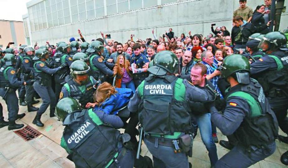 ■加泰羅尼亞獨立公投在多地引發警民衝突,西班牙國民警衞隊員在希羅納省一個票站外與民眾推撞。 路透社 ■加泰羅尼亞獨立公投在多地引發警民衝突,西班牙國民警衞隊員在希羅納省一個票站外與民眾推撞。 路透社