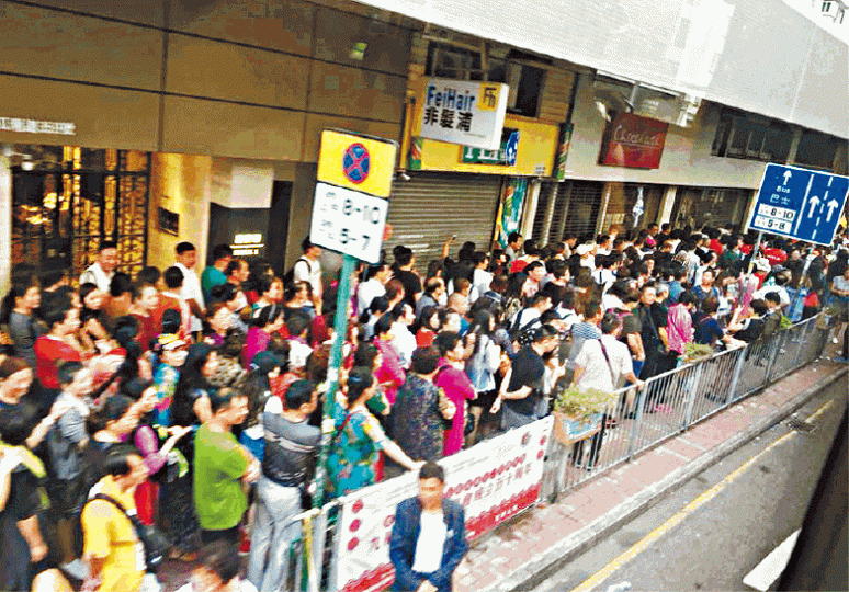 ■有網民上載圖片,指內地團客逼爆土瓜灣道行人路。「九龍城友」fb專頁圖片 ■有網民上載圖片,指內地團客逼爆土瓜灣道行人路。「九龍城友」fb專頁圖片