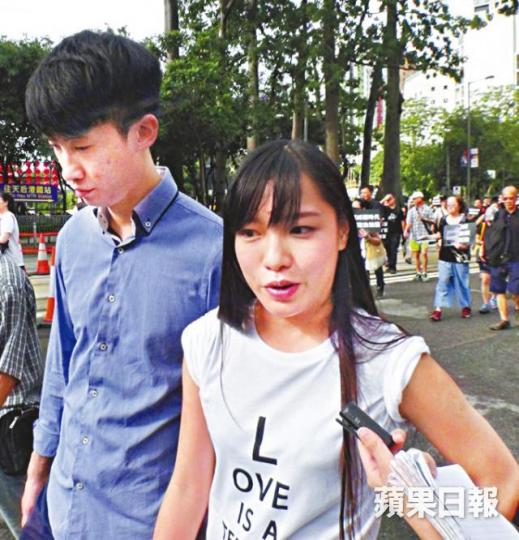 ■梁頌恆（左）與游蕙禎（右）昨參與遊行時，重申青政無意參與立會補選。陳海威攝