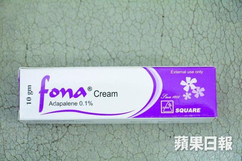 ■外籍醫生處方的暗瘡膏疑令王太病情惡化。■王先生懷疑醫生錯誤處方,指會考慮向醫委會投訴。 ■外籍醫生處方的暗瘡膏疑令王太病情惡化。■王先生懷疑醫生錯誤處方,指會考慮向醫委會投訴。