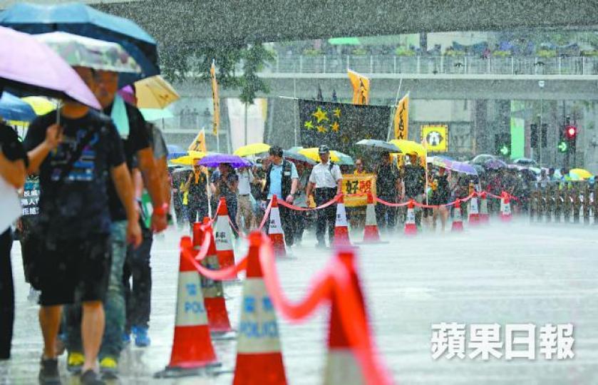 ■領頭的年輕人要求「黑手」袁國強下台。
