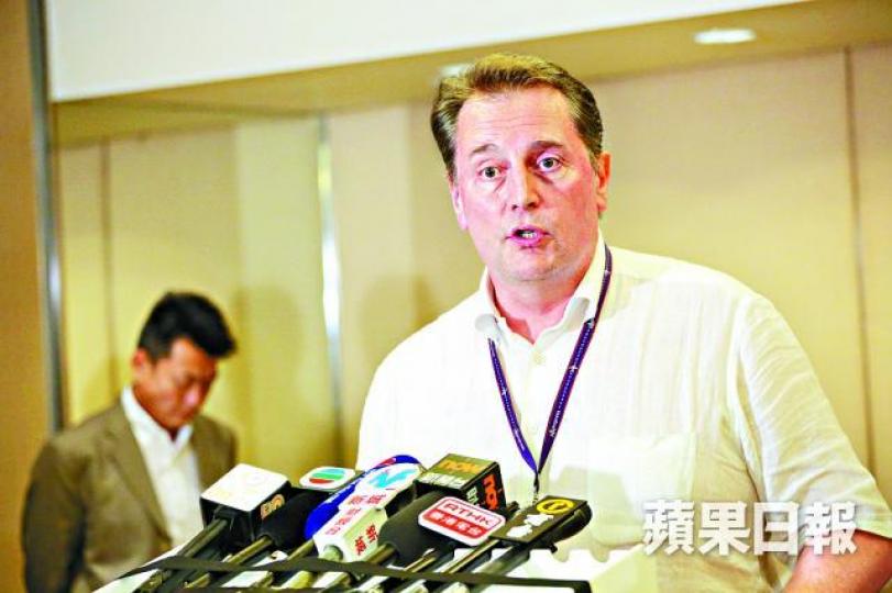 ■行政總裁安浩恩昨向受影響乘客致歉,承諾本月8日後的航班不會再取消。■香港快運登機櫃位昨日如常運作,高層稱已協助2,070名受影響乘客。文兆麟攝 ■行政總裁安浩恩昨向受影響乘客致歉,承諾本月8日後的航班不會再取消。■香港快運登機櫃位昨日如常運作,高層稱已協助2,070名受影響乘客。文兆麟攝