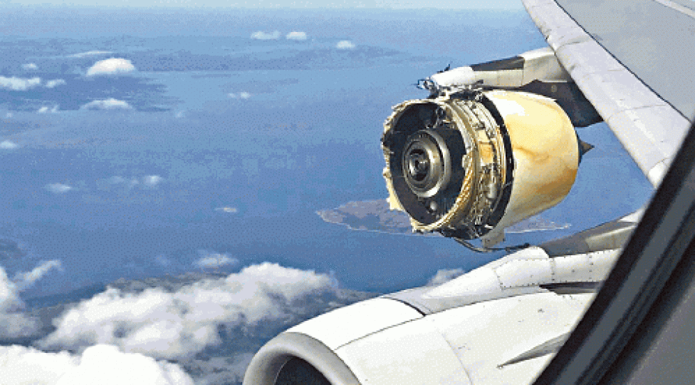 ■乘客拍下飛機引擎整流罩爆裂照片。 ■乘客拍下飛機引擎整流罩爆裂照片。