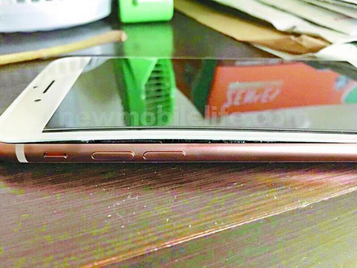 ■林先生的iPhone8電池發脹，機身出現明顯罅隙。流動日報圖片