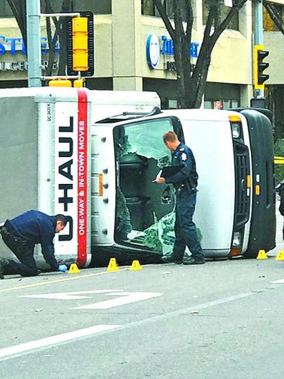■涉事的汽車事後翻側。