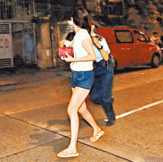 ■涉案妻子額頭有傷痕，與丈夫同被捕帶署調查。
