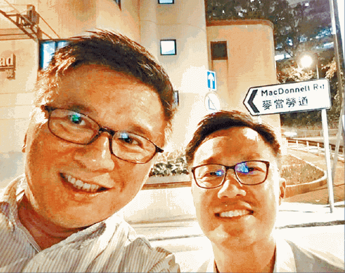■陳家強（左）在fb貼出與楊哲安合照。
