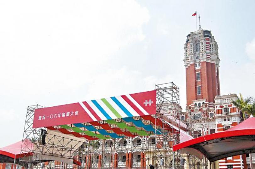 ■雙十將至，台灣總統府塔樓與府前國慶舞台無「中華民國」四字，也無「中華民國國旗」。台灣《蘋果日報》■民進黨主席蔡英文執政後被指去中國化，甚至去中華民國化。■前年馬英九執政時期的雙十慶典，舞台可見中華民國四字。■國慶晚會邀請卡並沒有中華民國國旗。