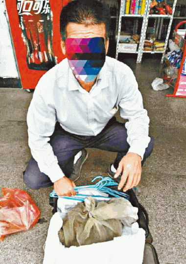 ■有男子在黃金周首日被發現擬帶同數十條毒蛇上火車。互聯網