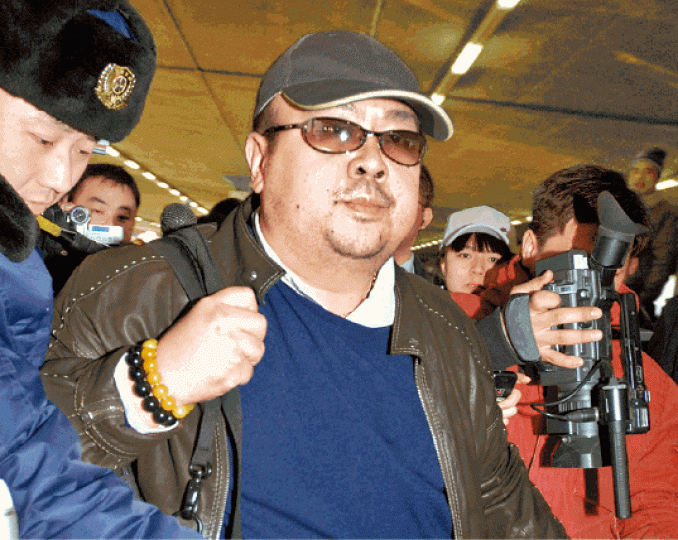 ■金正男今年初在大馬離奇被殺。資料圖片■艾莎出庭後由警員押走。美聯社■段詩香被押離法庭時神情輕鬆。美聯社